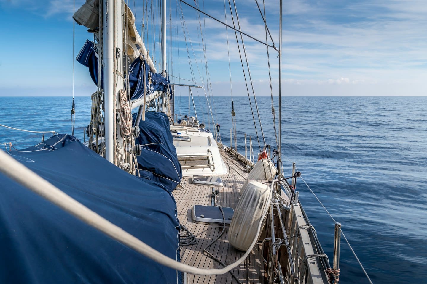 Segelyacht kreuzt über den offenen Ozean.